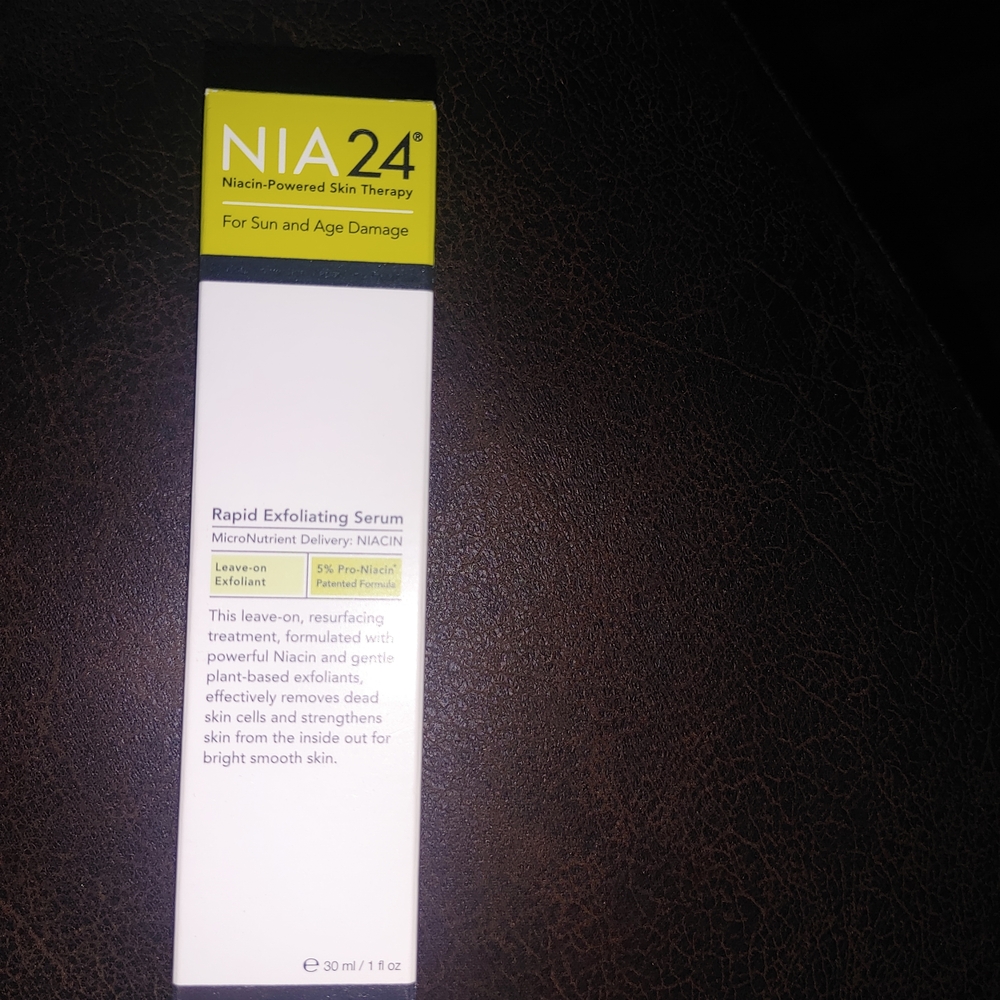Niacin-Powered Exfoliating Serum - White and Green